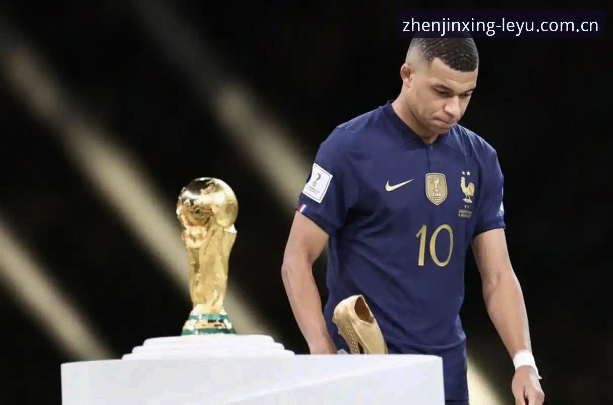 法国3-0伊拉克现场体验：姆巴佩16球追平克洛泽，这场数据狂欢到底该怎么看？
